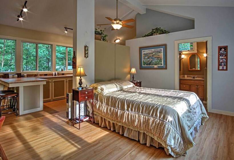 Harbert Cottage W/ Fire Pit: Half Mile To Beach!