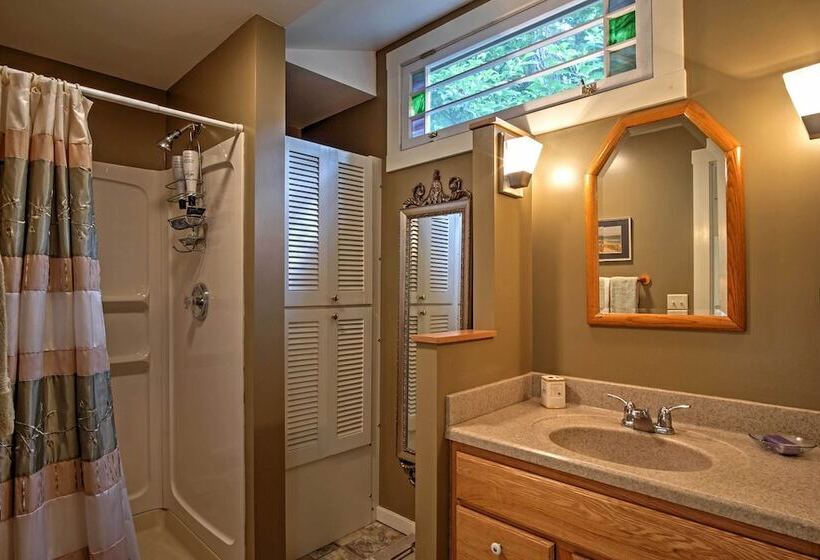 Harbert Cottage W/ Fire Pit: Half Mile To Beach!