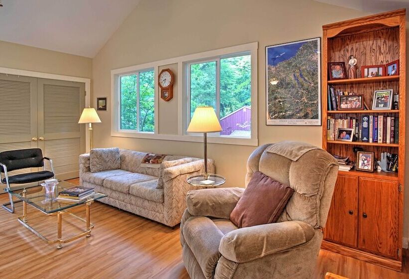 Harbert Cottage W/ Fire Pit: Half Mile To Beach!