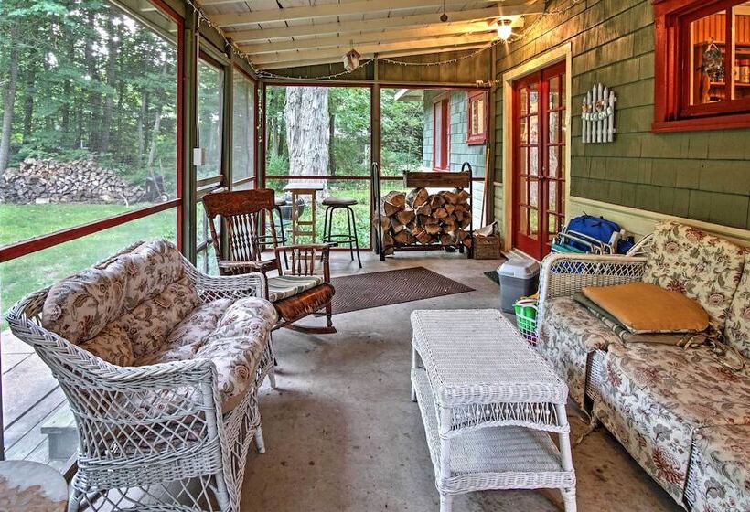 Harbert Cottage W/ Fire Pit: Half Mile To Beach!