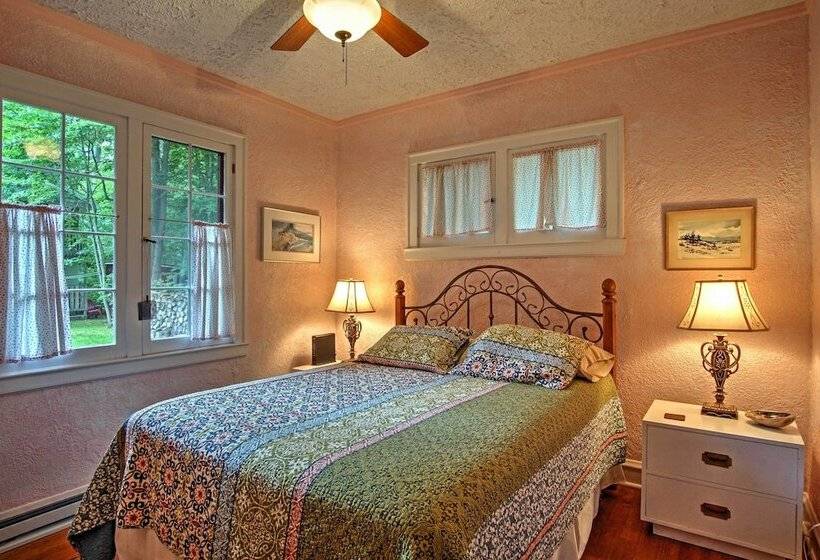 Harbert Cottage W/ Fire Pit: Half Mile To Beach!