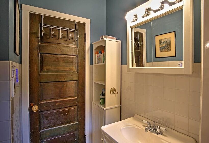 Harbert Cottage W/ Fire Pit: Half Mile To Beach!