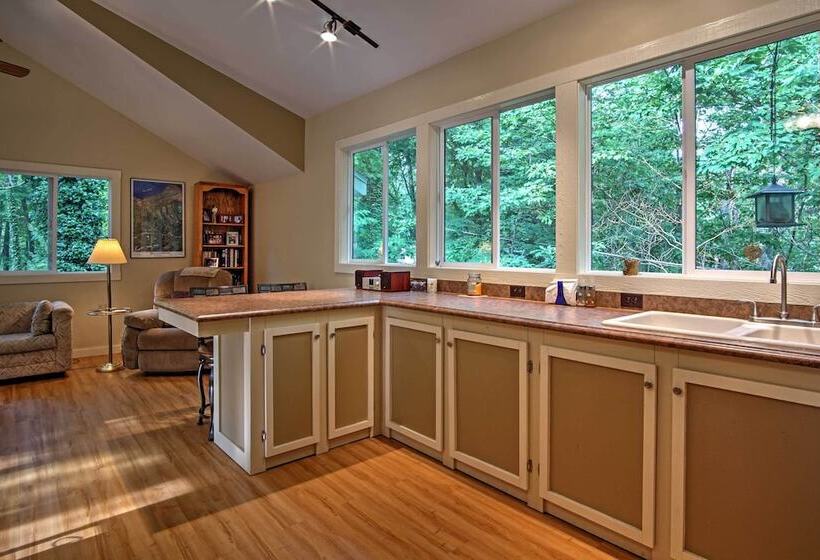 Harbert Cottage W/ Fire Pit: Half Mile To Beach!