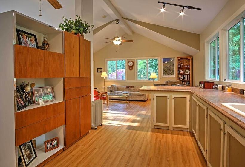 Harbert Cottage W/ Fire Pit: Half Mile To Beach!