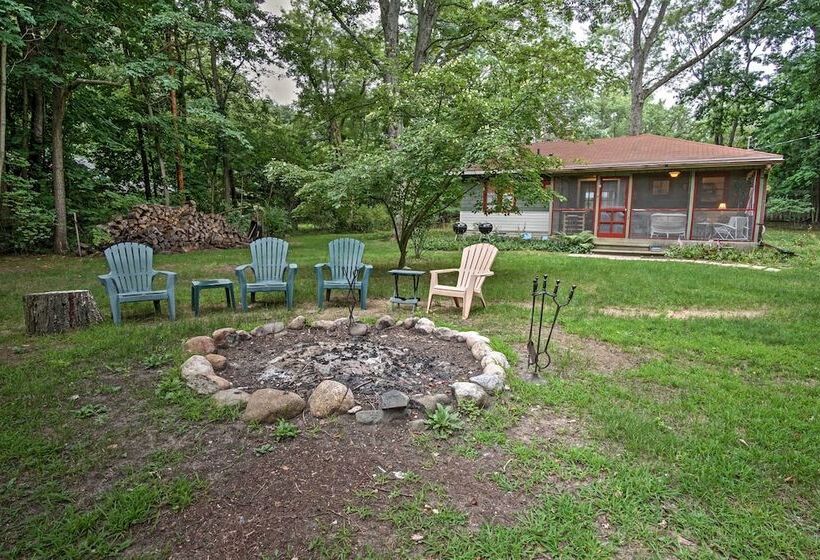 Harbert Cottage W/ Fire Pit: Half Mile To Beach!