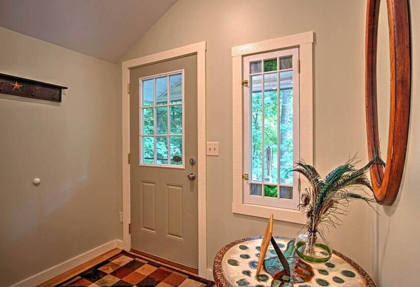 Harbert Cottage W/ Fire Pit: Half Mile To Beach!