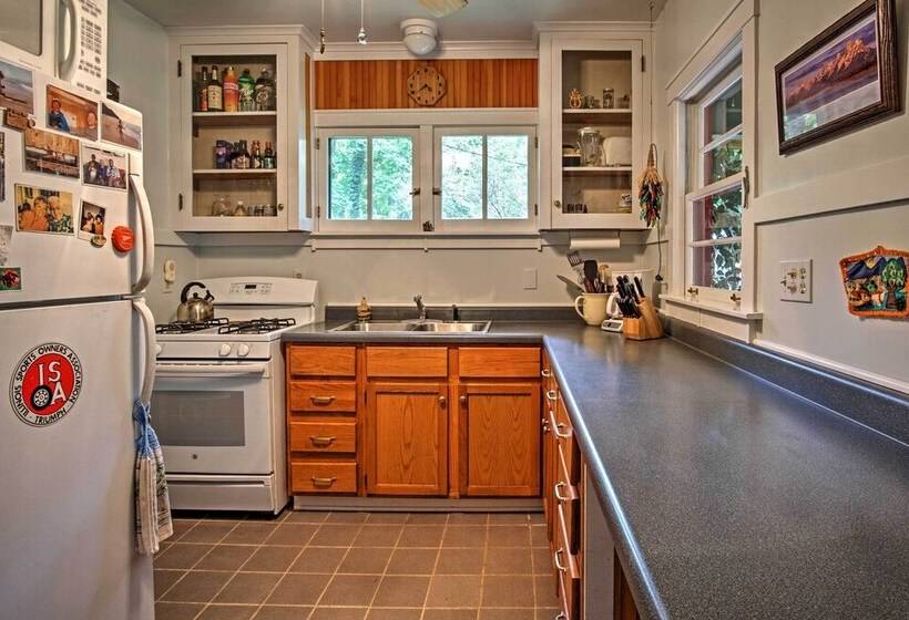 Harbert Cottage W/ Fire Pit: Half Mile To Beach!