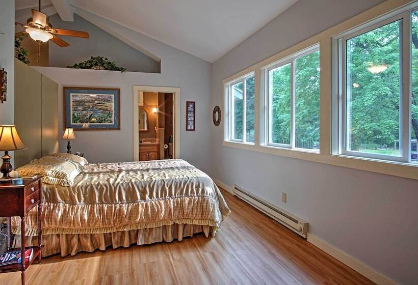 Harbert Cottage W/ Fire Pit: Half Mile To Beach!