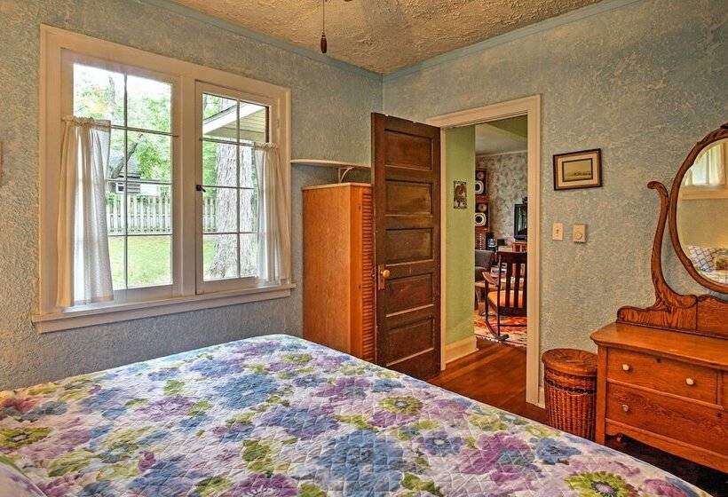 Harbert Cottage W/ Fire Pit: Half Mile To Beach!