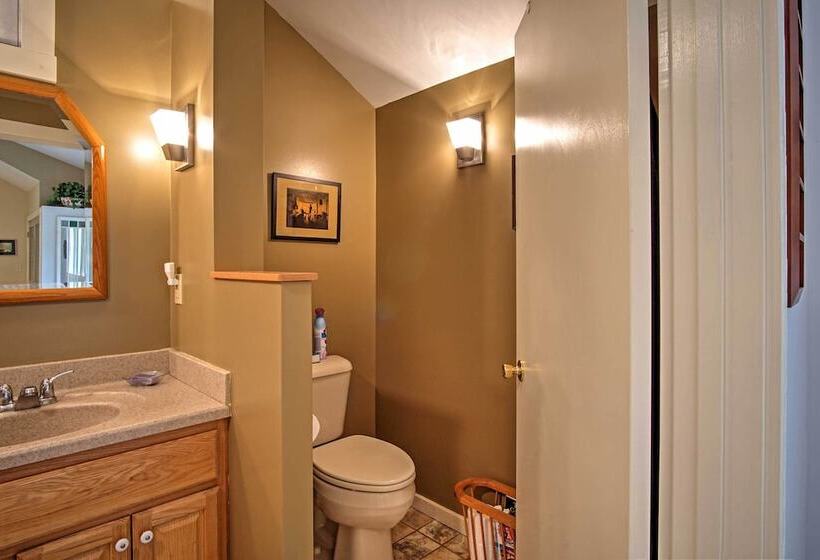 Harbert Cottage W/ Fire Pit: Half Mile To Beach!