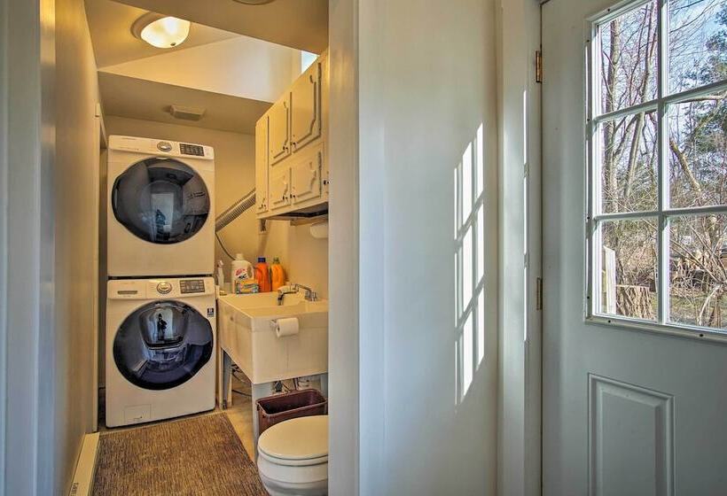 Harbert Cottage W/ Fire Pit: Half Mile To Beach!