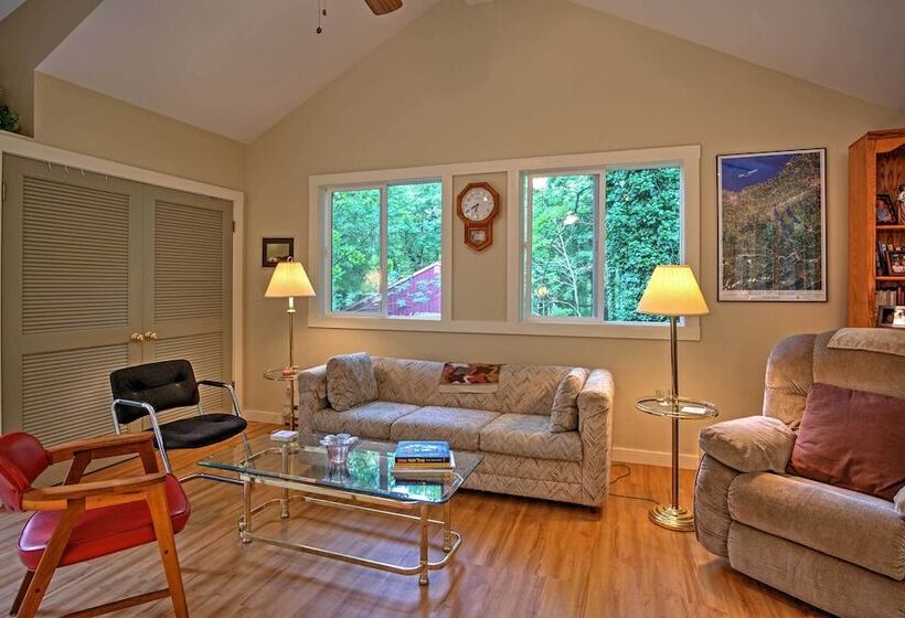 Harbert Cottage W/ Fire Pit: Half Mile To Beach!