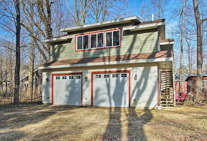 Harbert Cottage W/ Fire Pit: Half Mile To Beach!