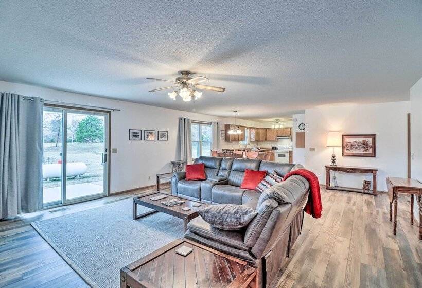 Henderson Home W/ Patio: 1 Mi To Norfork Lake