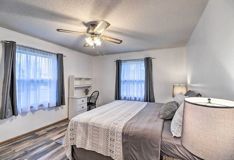 Henderson Home W/ Patio: 1 Mi To Norfork Lake