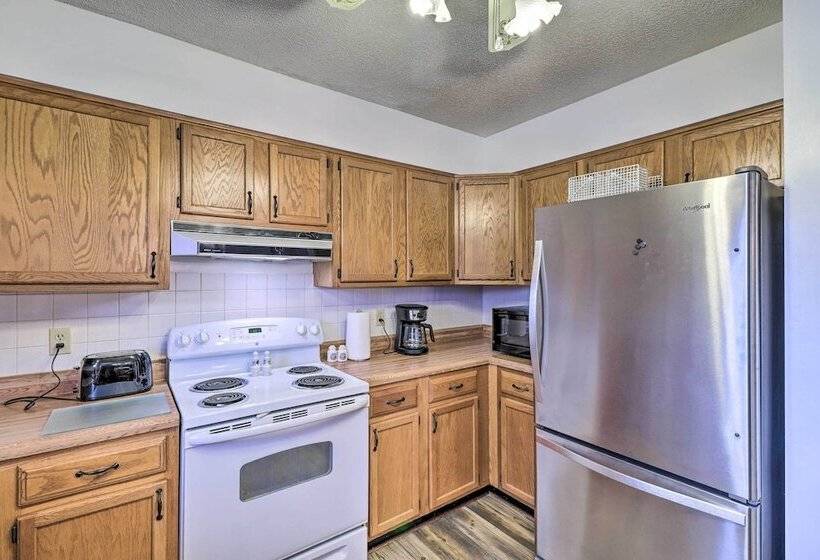 Henderson Home W/ Patio: 1 Mi To Norfork Lake