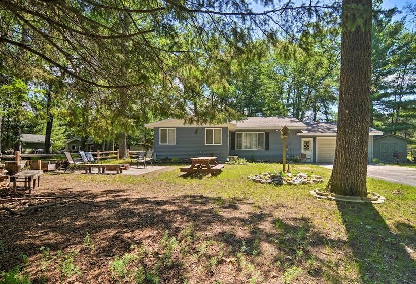 Higgins Lake Getaway W/ Fire Pit, Walk To Beach!