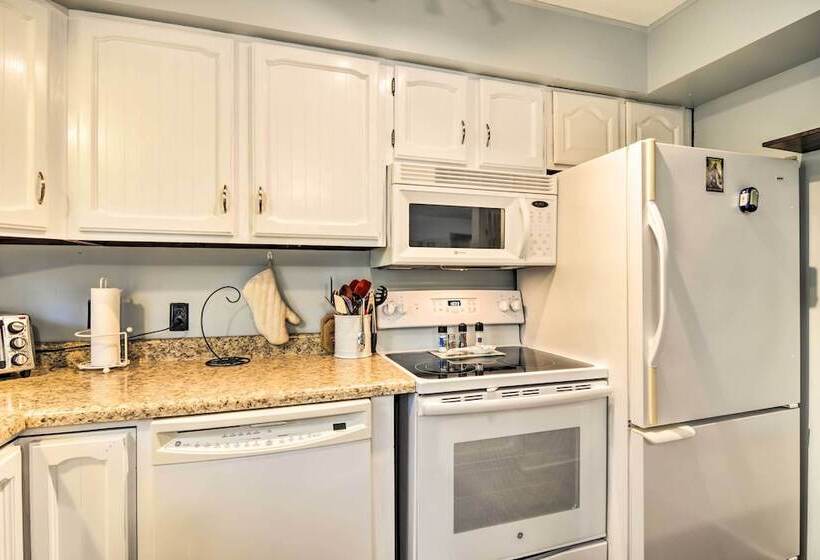 Higgins Lake Getaway W/ Fire Pit, Walk To Beach!