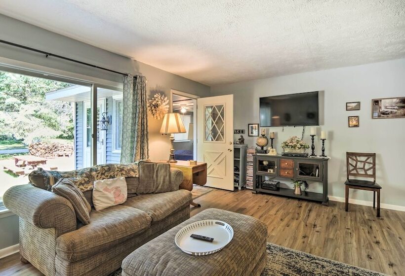 Higgins Lake Getaway W/ Fire Pit, Walk To Beach!