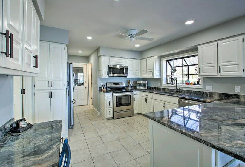 Hot Springs Village Lakehouse Near Golfing!