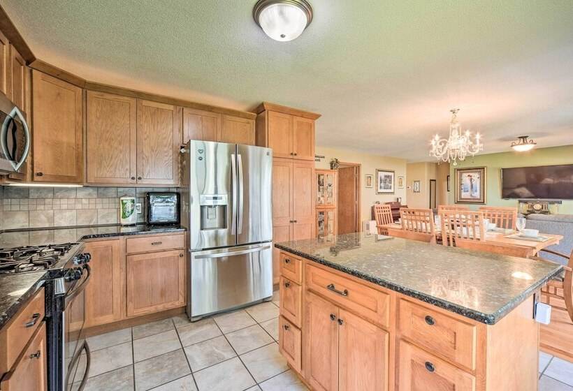 Hugo Home, Direct Lake Access & Private Dock!