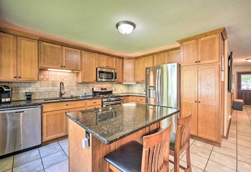 Hugo Home, Direct Lake Access & Private Dock!