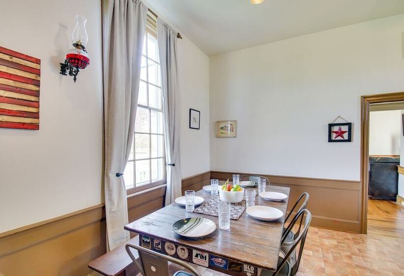 Idyllic Appomattox Home W/ Porch & Rocking Chairs!