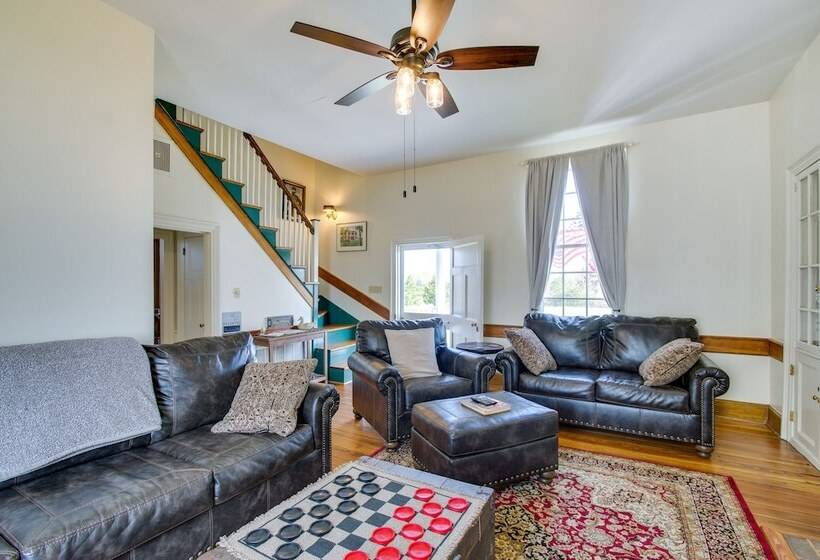 Idyllic Appomattox Home W/ Porch & Rocking Chairs!