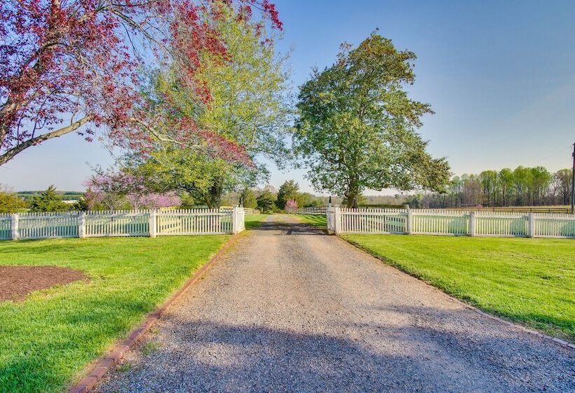 Idyllic Appomattox Home W/ Porch & Rocking Chairs!