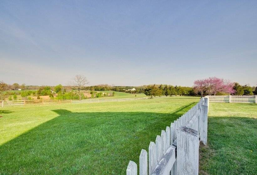 Idyllic Appomattox Home W/ Porch & Rocking Chairs!