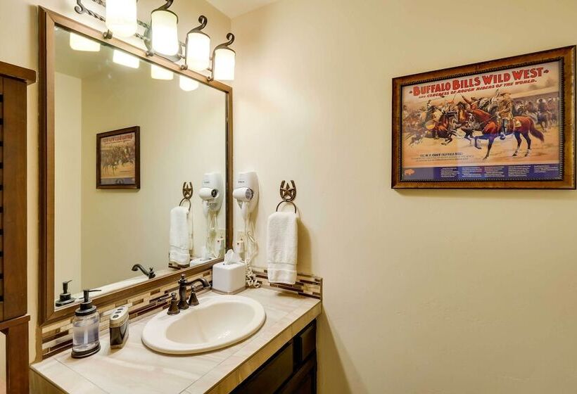 Hot Tub & Ski Shuttle: Forested Breckenridge Home!