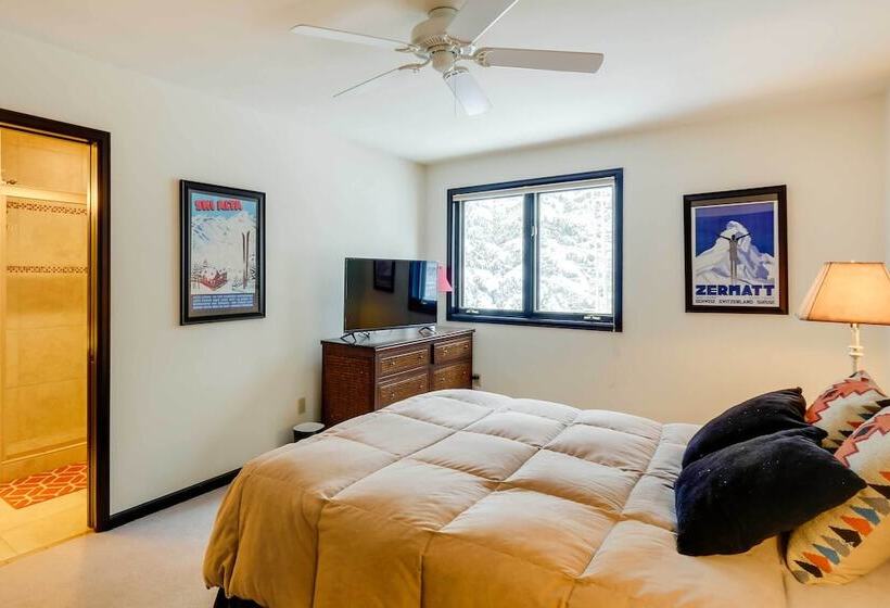 Hot Tub & Ski Shuttle: Forested Breckenridge Home!