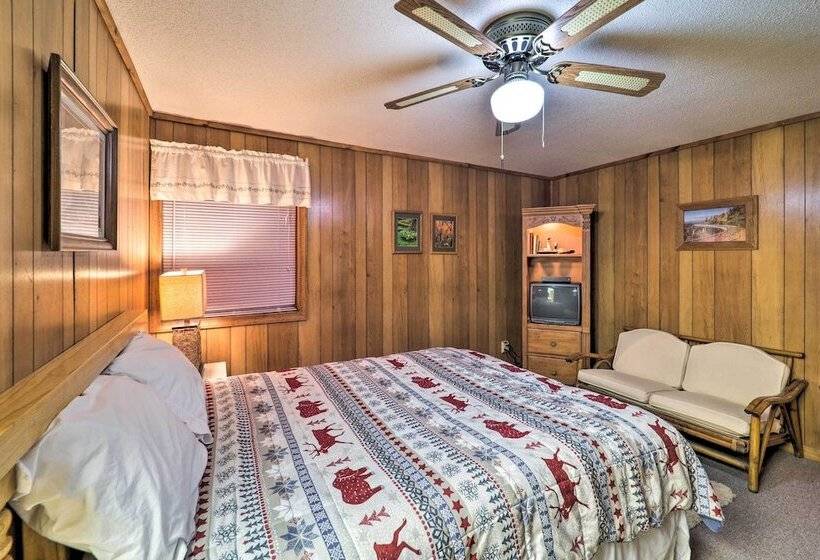 Pool & Lake Access: Idyllic Cottage In Newland