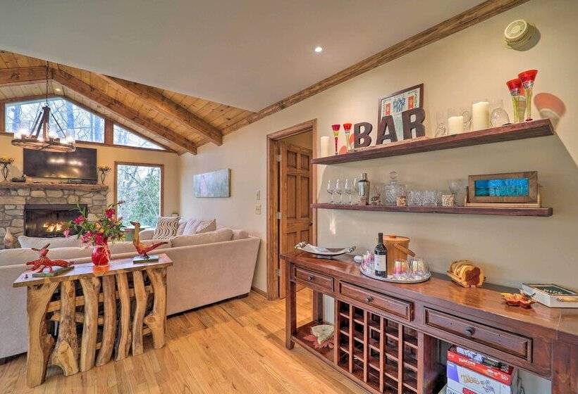 Pool & Lake Access: Idyllic Cottage In Newland