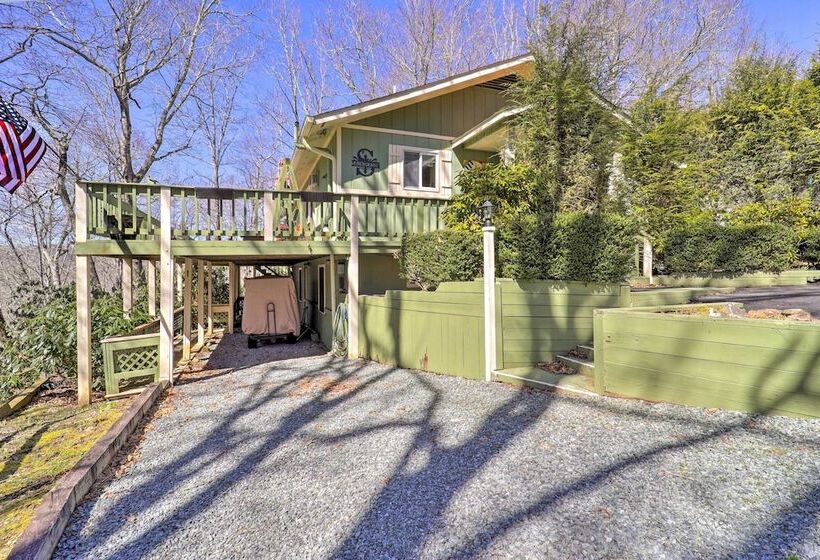 Pool & Lake Access: Idyllic Cottage In Newland