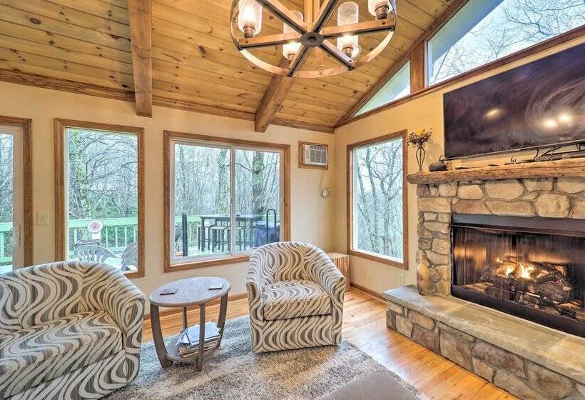 Pool & Lake Access: Idyllic Cottage In Newland