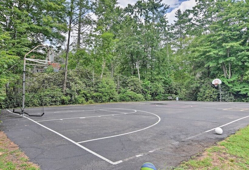 Pool & Lake Access: Idyllic Cottage In Newland