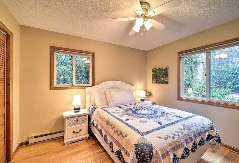 Pool & Lake Access: Idyllic Cottage In Newland