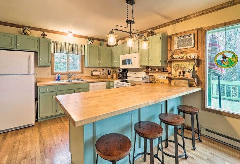 Pool & Lake Access: Idyllic Cottage In Newland