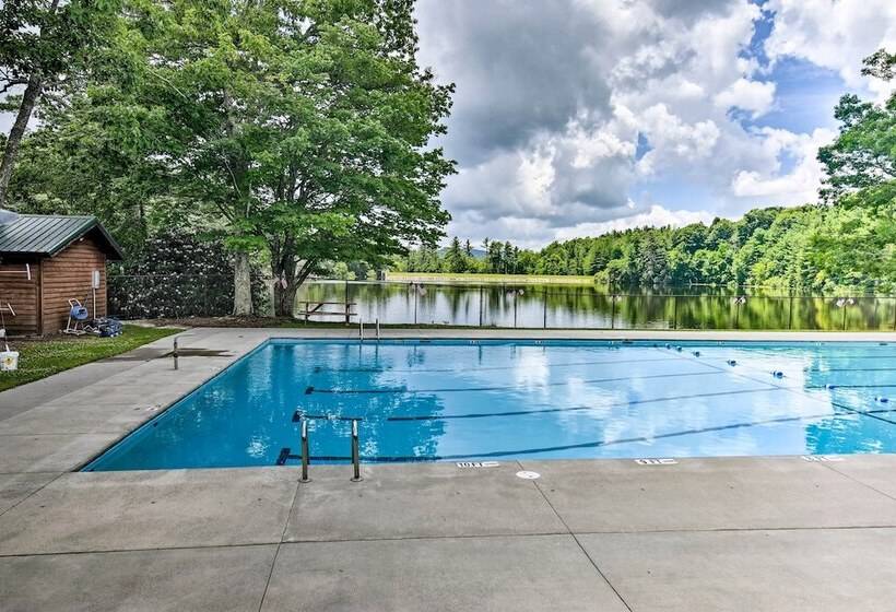 Pool & Lake Access: Idyllic Cottage In Newland