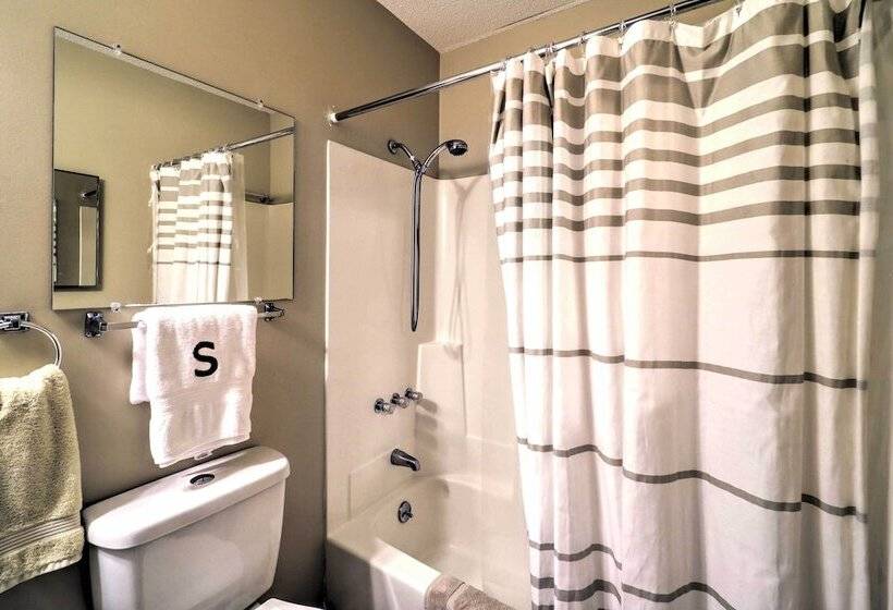 Pool & Lake Access: Idyllic Cottage In Newland