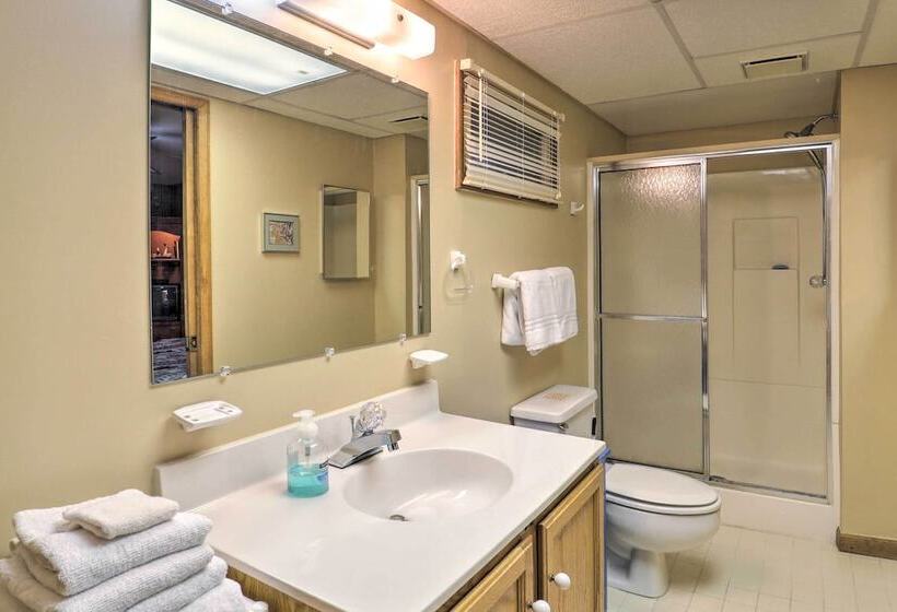 Pool & Lake Access: Idyllic Cottage In Newland