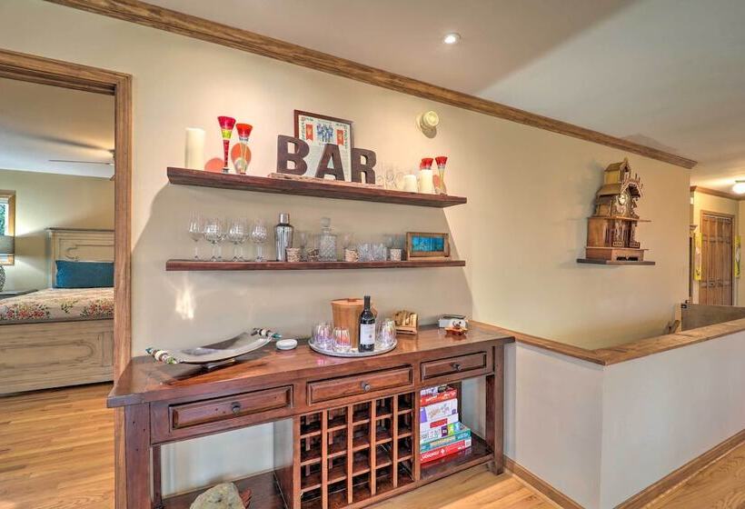 Pool & Lake Access: Idyllic Cottage In Newland