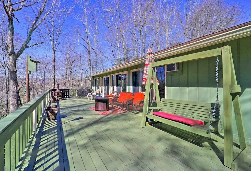 Pool & Lake Access: Idyllic Cottage In Newland