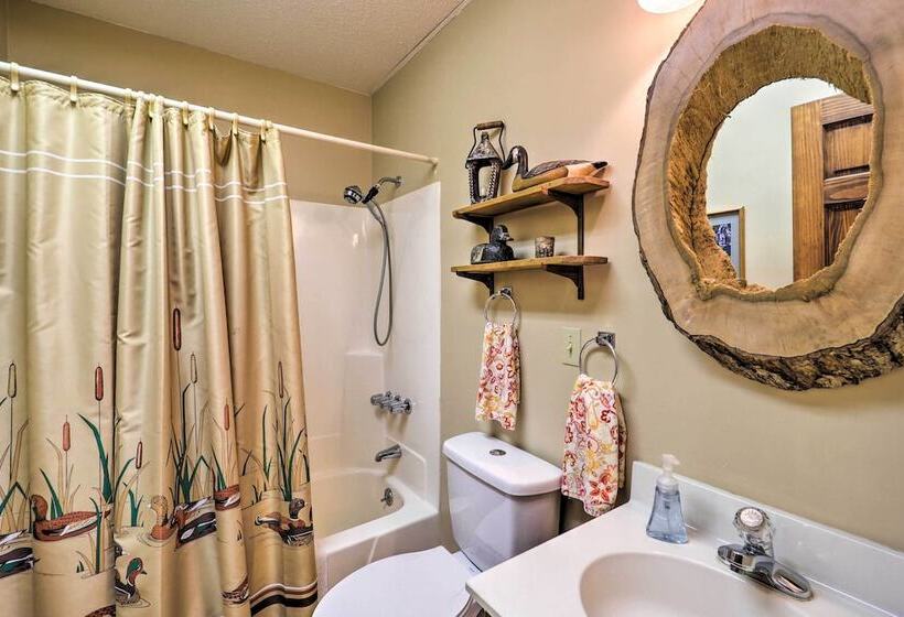 Pool & Lake Access: Idyllic Cottage In Newland