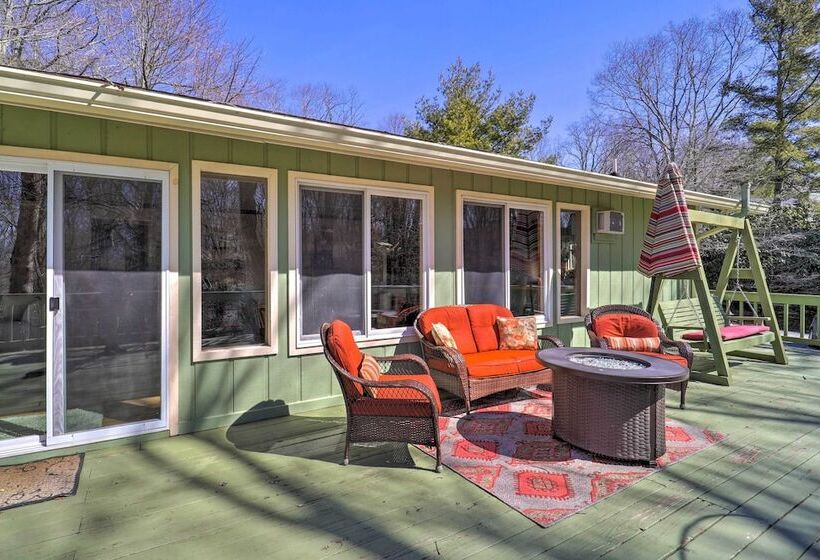 Pool & Lake Access: Idyllic Cottage In Newland