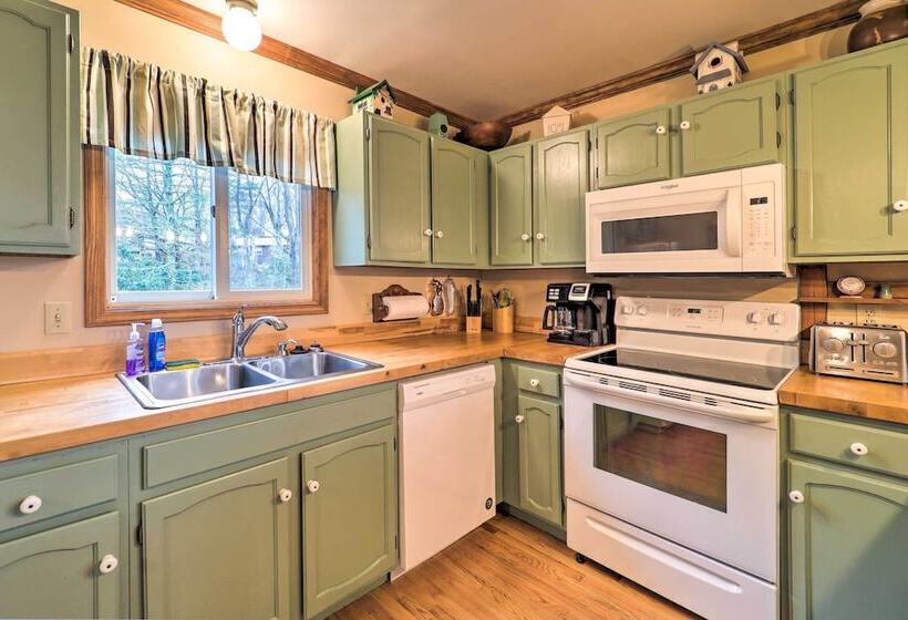 Pool & Lake Access: Idyllic Cottage In Newland