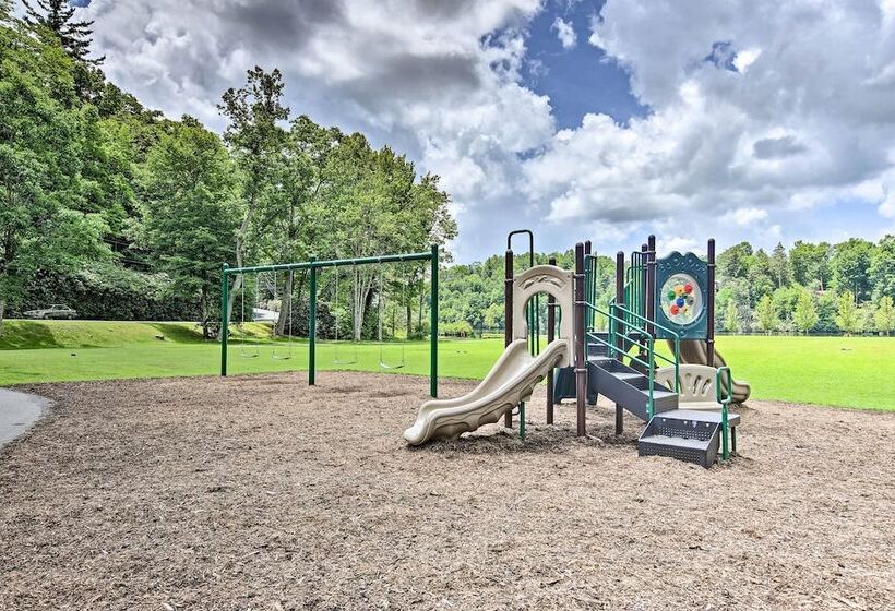 Pool & Lake Access: Idyllic Cottage In Newland