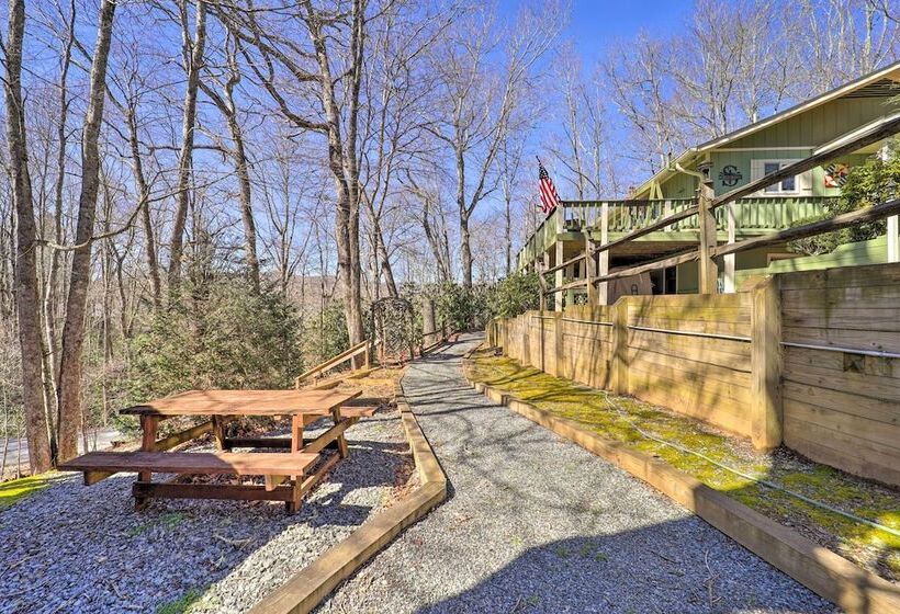 Pool & Lake Access: Idyllic Cottage In Newland