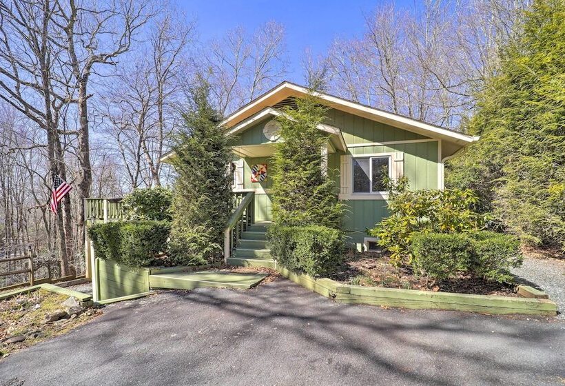 Pool & Lake Access: Idyllic Cottage In Newland